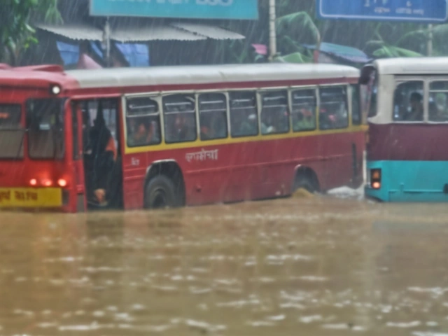 मुंबई में भारी बारिश से जनजीवन अस्त-व्यस्त: यातायात, उड़ानों और लोकल ट्रेन सेवा हानियुक्त