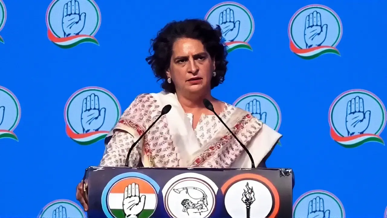 रुपया डॉलर के मुकाबले 90 का आंकड़ा पार, प्रियंका गांधी ने BJP पर जमकर निशाना साधा